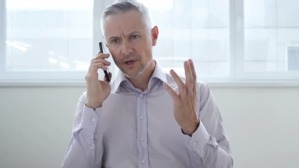 Homem de meia-idade conversando no telefone — Vídeo de Stock