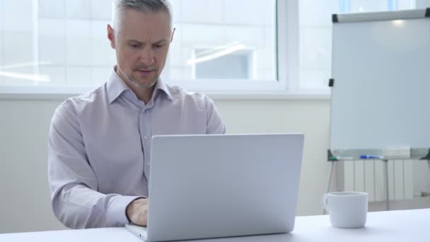 Nachdenklicher Geschäftsmann denkt und arbeitet am Laptop — Stockvideo