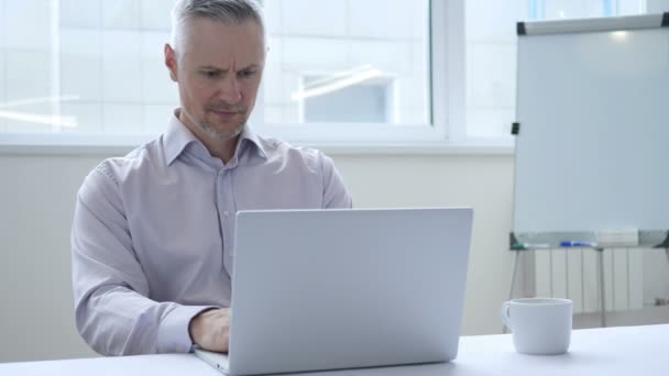 Straty, sfrustrowany biznesmen pracy na laptopie — Wideo stockowe