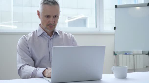 Choc homme d'affaires travaillant sur ordinateur portable, étonné — Video