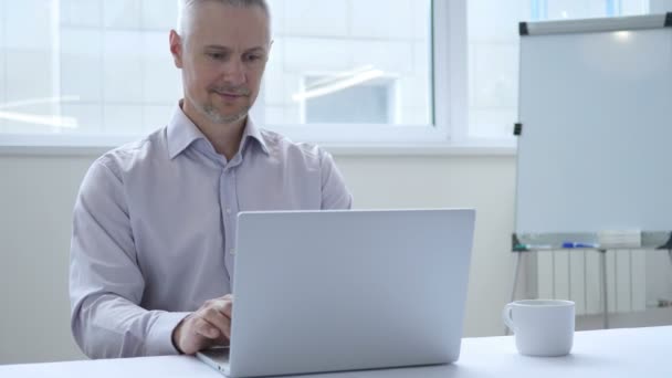 Chat de vídeo en línea con el cliente en el ordenador portátil en el trabajo — Vídeo de stock