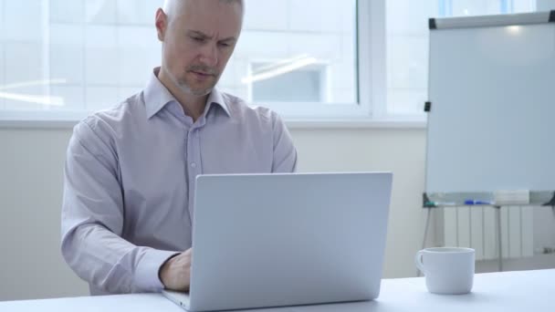 Mellersta åldern affärsman med Spinal smärta i ryggen arbetar på kontor — Stockvideo