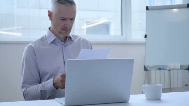 Middle Aged zakenman werken aan documenten, papierwerk — Stockvideo