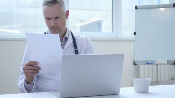 Doutor lendo Relatório Médico do Paciente na Clínica — Vídeo de Stock