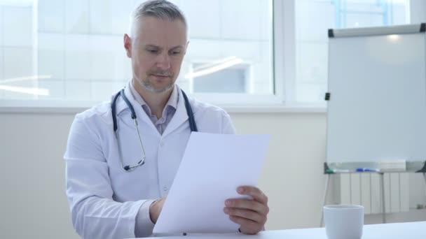 Χαρούμενος ο γιατρός ανάγνωση ιατρική έκθεση του ασθενούς — Αρχείο Βίντεο