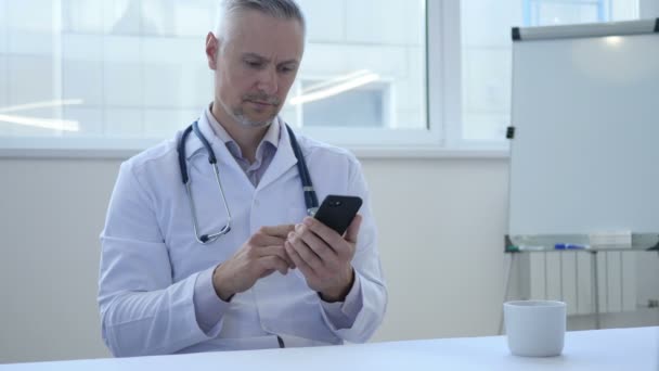 Médico usando Smartphone no hospital — Vídeo de Stock