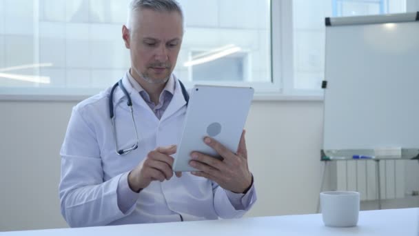 Médecin utilisant la tablette pour naviguer sur Internet — Video