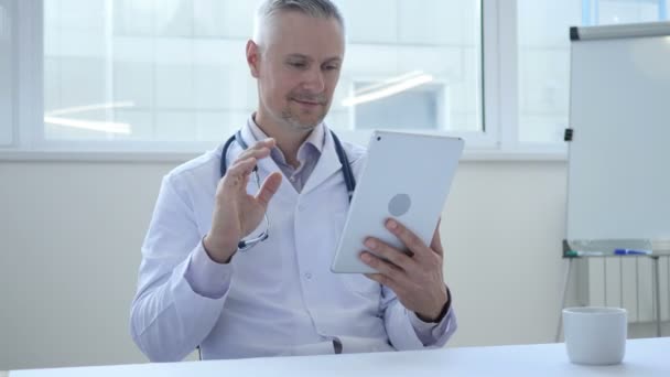 Online Video chatt på tablett av läkare — Stockvideo