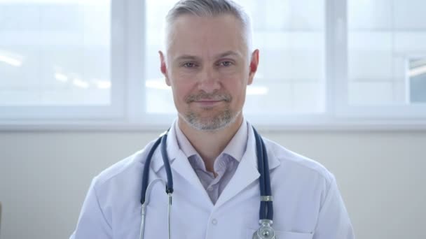 Tummen ner av läkare på kliniken — Stockvideo