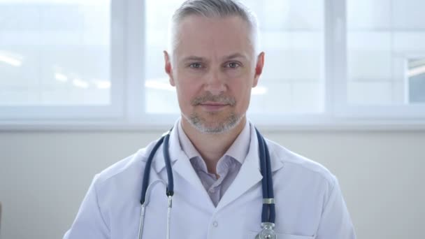 Nej, läkare avvisar av skakar huvud — Stockvideo