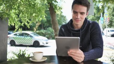 mutlu bir adam tablet kullanma