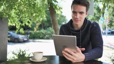 Online görüntülü sohbet Cafe Teras içinde oturan adam tarafından tablet