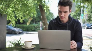 Heyecanlı adam başarı Cafe Teras oturma laptop kutluyor