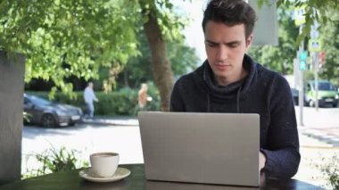 Kızgın adam bağırıyor Cafe Teras içinde Laptop üzerinde çalışırken