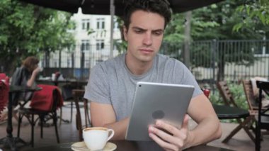 Cafe Teras otururken adam tarama tablet