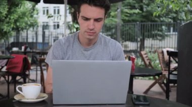 Cafe Teras otururken adam yazmak üstünde Laptop