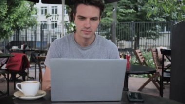 Online görüntülü sohbet konuşmak merdivenlerde oturan adam tarafından