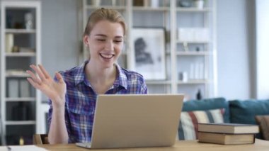 Online Video sohbet etmek üstünde Laptop iş başında