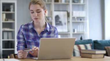 Genç kadın dizüstü bilgisayar, kredi kartı alışveriş online