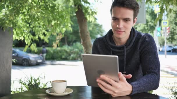 Chat de Vídeo en Línea en Tablet by Man Sentado en Café Terraza — Vídeo de stock