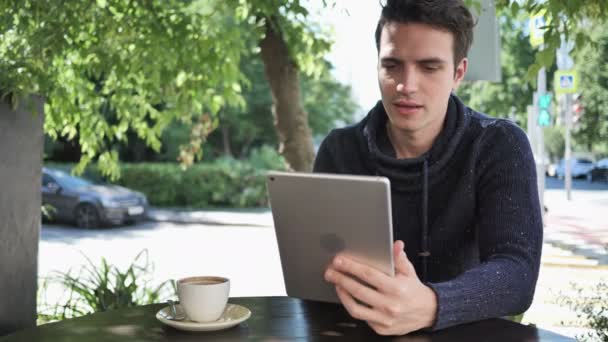 Heyecanlı adam başarı Cafe Teras oturma tablet kutluyor — Stok video