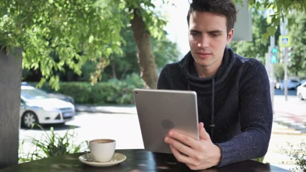 Mladý muž zvrácena ztráty při práci v tabletovém počítači — Stock video