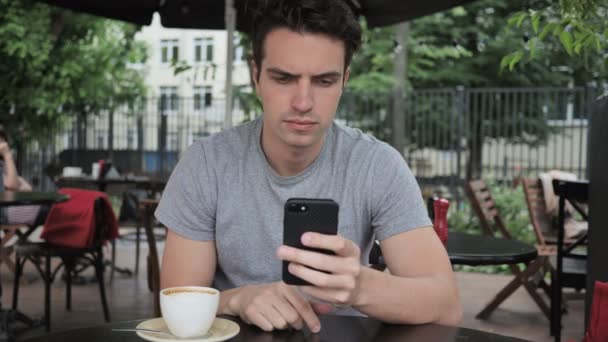 Hombre usando Smartphone para navegar en línea — Vídeo de stock