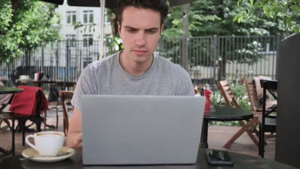 Ztráta, člověk frustrovaný tím, že výsledky na notebooku při posezení v Café Terrace — Stock video
