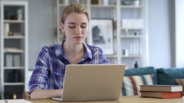 Junge Frau arbeitet am Laptop, sitzt auf dem Sofa im Büro — Stockvideo