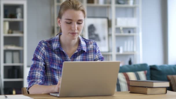 Волнующая женщина празднует успех, работает над ноутбуком — стоковое видео