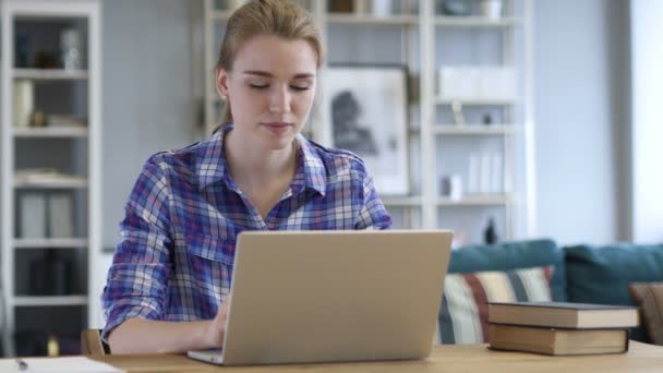 Donna eccitata che celebra il successo, lavorando sul computer portatile — Video Stock