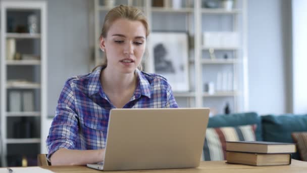 Потеря, расстроенная женщина работает над ноутбуком — стоковое видео