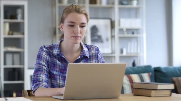 Mulher deixando o escritório depois de concluir o trabalho no laptop — Vídeo de Stock