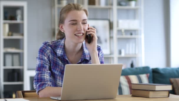 Jovem feliz falando no telefone inteligente — Vídeo de Stock