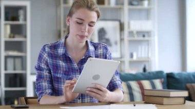 Kullanma tablet ise gergin sinirli kadın tepki