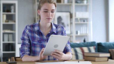 Tablet kullanarak gözatmak şok, sersem kadın