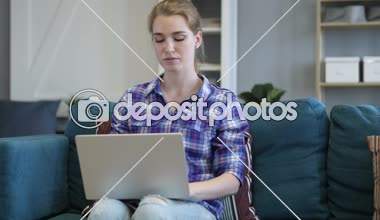 Laptop istimal sırasında hasta Casual kadın öksürük