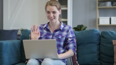 Online Video sohbet etmek üstünde Laptop iş başında