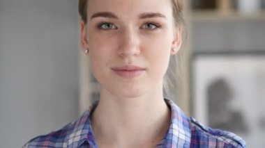 Kameraya Bakan Gülümseyen Genç Kadın Portresi