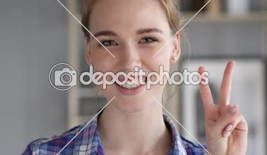 Zafer işareti pozitif genç kadın