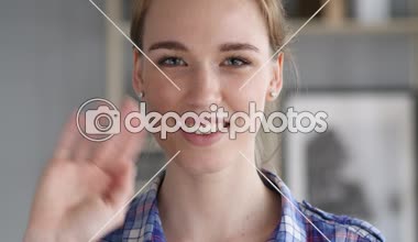 Merhaba, hoş geldiniz el sallayarak genç kadın