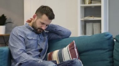 Rahat oturan adam uyuyan, yakın çekim
