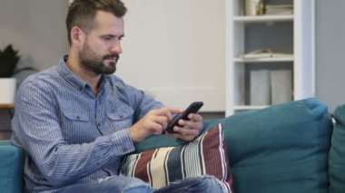 Adam üzgün Smartphone kullanarak süre kaybı için