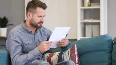 Adam üzgün üzgün belgeleri, okuduktan sonra