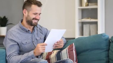 Adam belgeleri okuduktan sonra heyecanlı