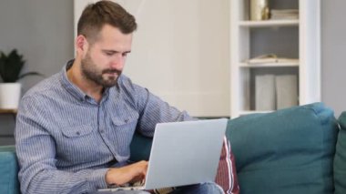 Casual adam burnunun içinde Laptop ile çalışma