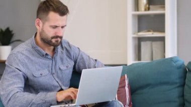 Baş ağrısı, yorgun dizüstü bilgisayarda çalışan adam