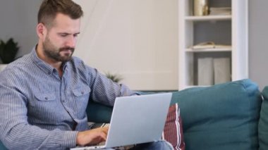 Dizüstü bilgisayarda çalışan kızgın üzgün adam