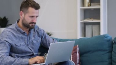 Adam başarı, dizüstü bilgisayarda çalışan için heyecanlı