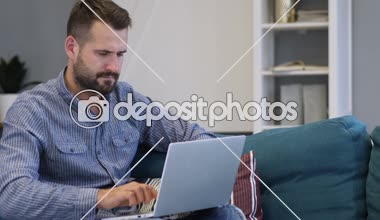 Adam üzgün başarısızlık, dizüstü bilgisayarda çalışma